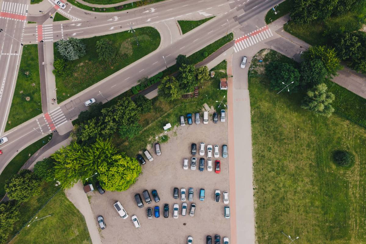 Parking park&ride widziany z lotu ptaka.